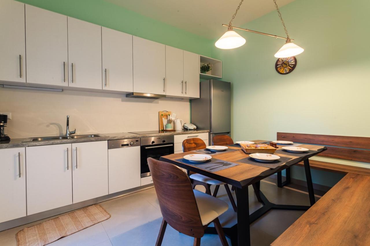Appartamento Upscale Modern Escape In The Historic Center Kalamata Esterno foto